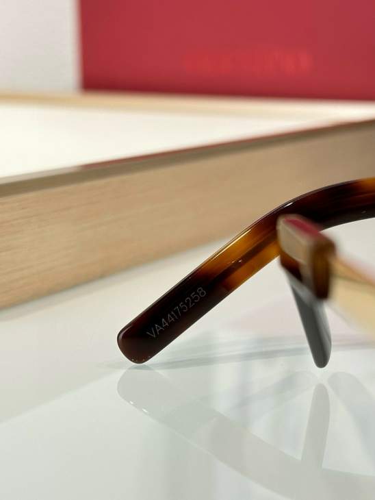 Picture of Valentino Sunglasses _SKUfw66121523fw